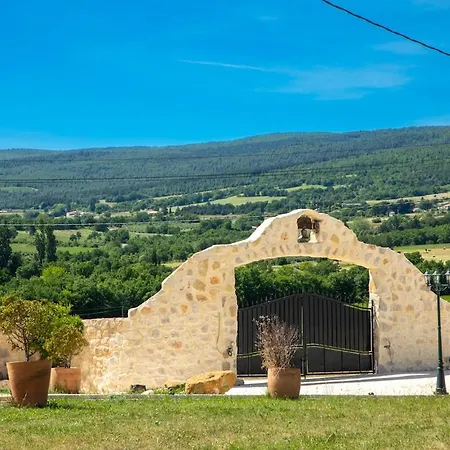 Le Sommet De La Tour, Vue, Calme Et Chevaux Montlaux