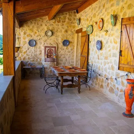 Le Sommet De La Tour, Vue, Calme Et Chevaux Montlaux