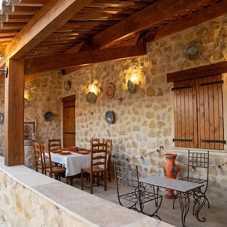 Apartment Le Sommet De La Tour, Vue, Calme Et Chevaux