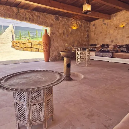 Le Sommet De La Tour, Vue, Calme Et Chevaux