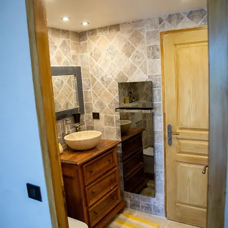 Le Sommet De La Tour, Vue, Calme Et Chevaux Apartment *