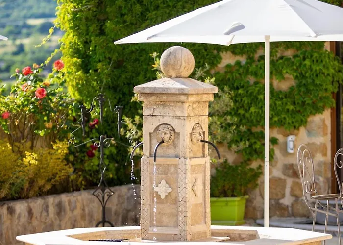 Le Sommet De La Tour, Vue, Calme Et Chevaux Apartment *