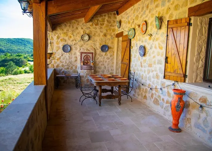 Le Sommet De La Tour, Vue, Calme Et Chevaux Montlaux